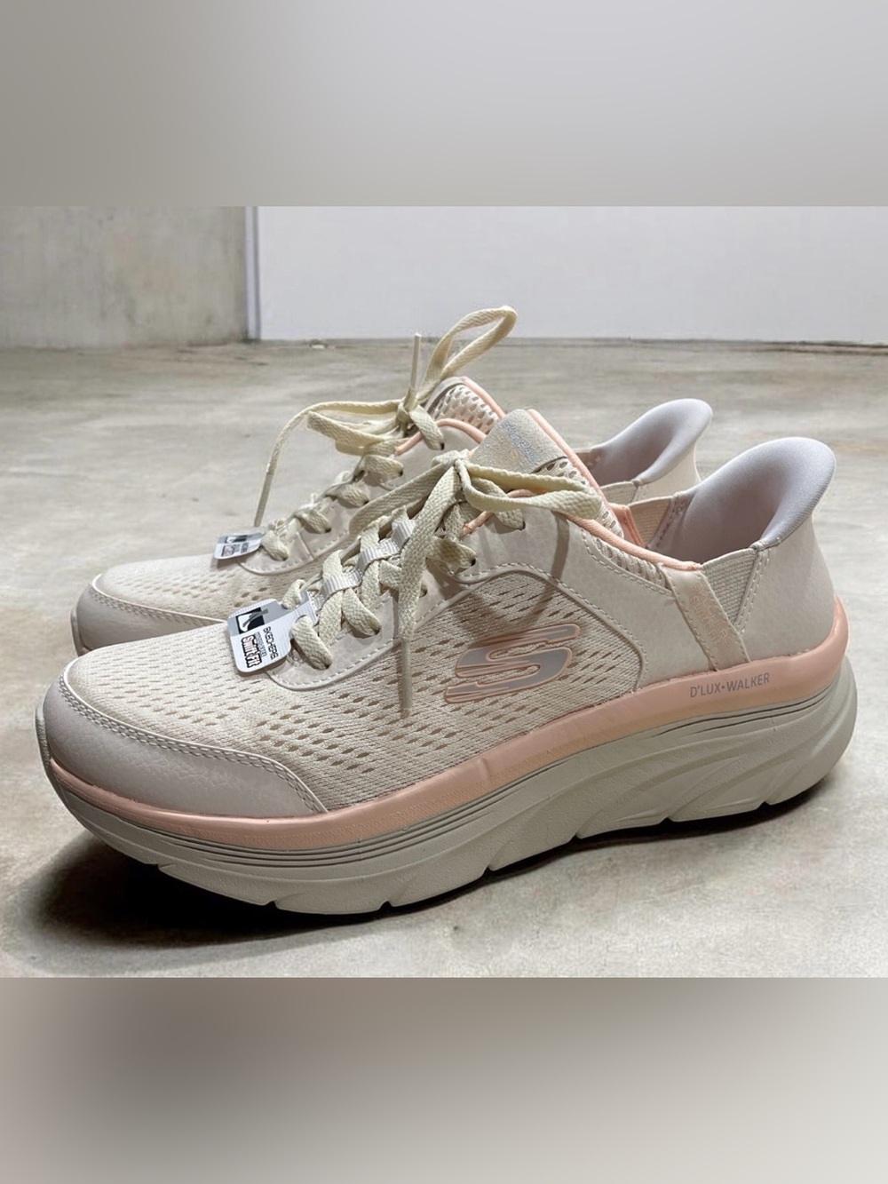 Skechers D'LUX-WALKER Women's Cream & Blush Lace-Up Sneakers
